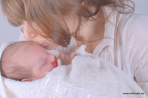 Mother-Kissing-Newborn-by-Ogla_flickr.com_3842937481_eb1412fc23_z.jpg