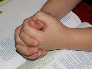 child-praying-hands-1510773_1280